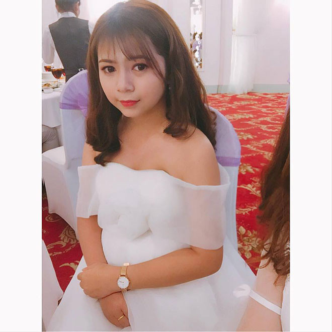 Còn đây là Mỹ Ngọc (đứng kế bên Mỹ Hạnh) - em gái thứ ba của cô dâu.