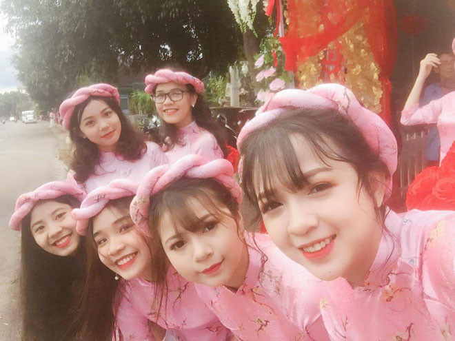 “Mình rất vui khi đám cưới chị gái có được dàn phù dâu đẹp đồng đều như vậy mà ai cũng khéo léo nhiệt tình. Hôm ấy, quan khách hai bên đều khen lắm, nói gia đình mình khéo tìm phù dâu, cô nào cô nấy trẻ trung phơi phới”, Hạnh chia sẻ.