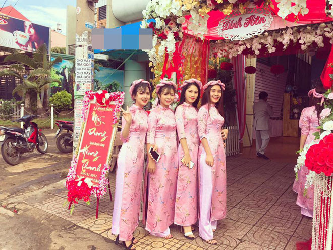 Facebook của các phù dâu xinh đẹp nhanh chóng được tìm ra, trong đó người đứng đầu tiên cầm máy “selfie” là Nguyễn Thị Mỹ Hạnh (sinh năm 1997, quê Đắk Lắk) – em gái ruột cô dâu.