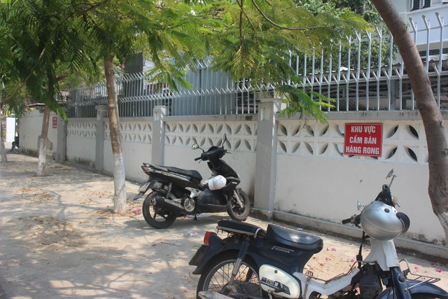 Cùng với việc chấn chính, nhắc nhở người bán hàng, quanh nhiều trường học ở Nha Trang còn dán biển "cấm bán hàng rong".