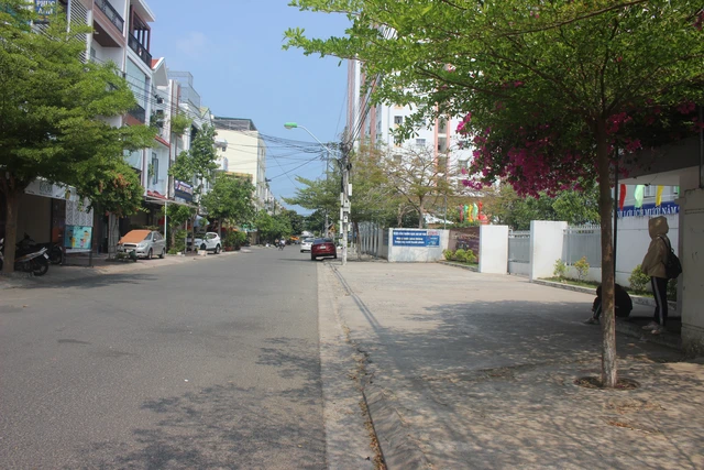 Cổng Trường THCS Lý Thái Tổ (Vĩnh Hòa, Nha Trang) đã thông thoáng. Ông Bùi Danh Hải, Phó Chủ tịch UBND phường Vĩnh Hòa cho biết thêm, việc chấn chỉnh, nhắc nhở không được bán hàng rong quanh các trường học sẽ được làm trong 1 tháng. Sau 1 tháng, nếu còn xuất hiện người bán hàng rong sẽ tiếp tục xử lý.