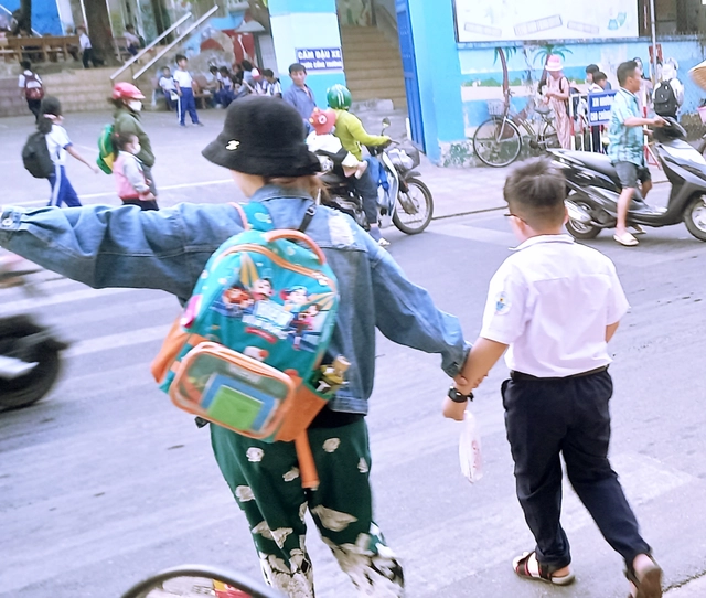Nhiều phụ huynh học sinh Trường Tiểu học Vĩnh Trường chuẩn bị sẵn đồ ăn sáng cho con em của mình trước khi đến trường.