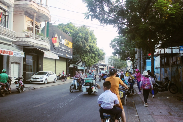 Vỉa hè quanh Trường Tiểu học Vĩnh Trường (Nha Trang) thông thoáng, không còn hàng rong vào buổi sáng.