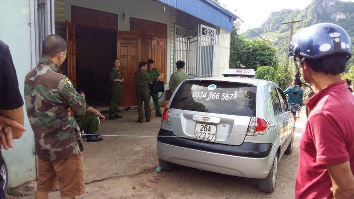 Hậu quả, vụ ghen tuông, người đàn ông tưới xăng đốt 5 người trong nhà làm 1 người tử vong, 4 người bị thương nặng, được đưa đi cấp cứu trong tình trạng nguy kịch.