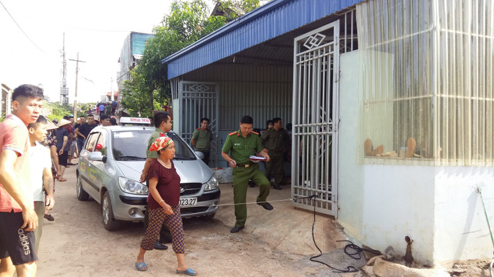 Theo một số người dân cho biết, vào 6 giờ sáng nay tại nhà chị Hà Thị Huệ (nạn nhân) tại bản Nà Bó 2 phát ra tiếng kêu la, khi hàng xóm đến gần thì thấy người trong nhà nằm la liệt dưới sàn, khói nghi ngút, mùi xăng nồng nặc phát ra từ phòng của chị Huế, toàn thân các nạn nhân bị bỏng nặng.