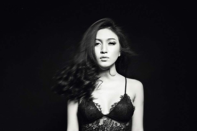 Hồng Nguyễn Thảo Như (Soda Nhu) với bộ ảnh "Black and White" mới đây được một vài trang tin trẻ giới thiệu vừa gây được rất nhiều ấn tượng với tạo hình gợi cảm, phô diễn những đường cong nảy lửa trên cơ thể.
