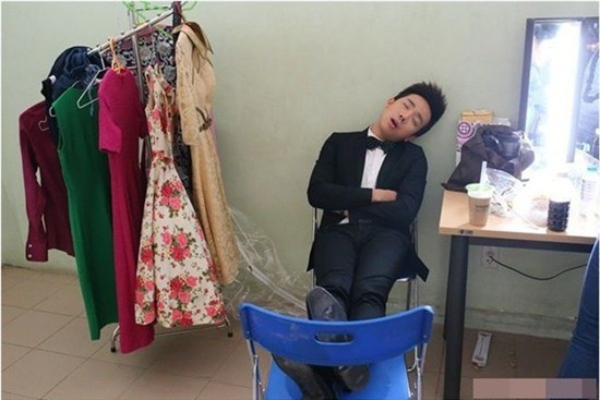 Danh hài, MC Trấn Thành thì lại bị các fan "dìm hàng" khi đăng tấm ảnh anh há hốc mồm nằm ngủ trong phòng thay đồ. Dù dáng ngủ xấu, vắt chân lên ghế giữa "rừng" váy vóc song MC của Tuyệt đỉnh tranh tài vẫn được các fan khen đáng yêu.