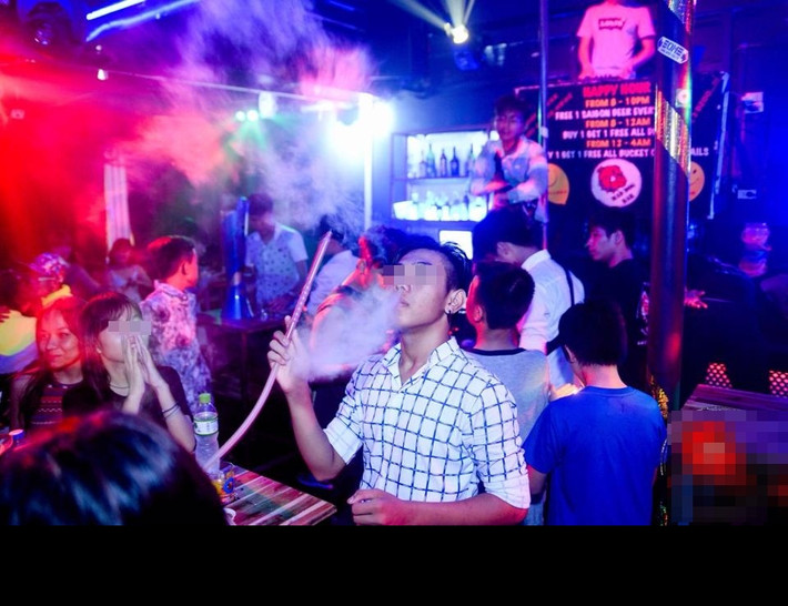 Theo tìm hiểu, loạt ảnh đang gây xôn xao Facebook Việt ngày hôm nay 1/6 được chụp trong một quán bar khá nổi tiếng thuộc Quận 1, TP HCM. Tìm đến trang Facebook của quán bar này, trong bài đăng mới nhất có rất nhiều hình ảnh chụp nhóm trẻ em vui chơi tưng bừng trong quán và sự xuất hiện của họ cũng gây sốc với chính những thanh niên, người trưởng thành khác cũng tới đây vui chơi.