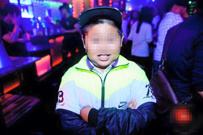 Nickname Thanh Vân bình luận: "Không lẽ quán bar này chuyên dành cho thiếu nhi? 50 bức ảnh toàn thấy mặt mấy cô, cậu nhóc này? Không biết có cách gì để 'vượt rào', đưa trẻ em dưới 18 tuổi vào quán bar như thế này? Dù biết bar lành mạnh nhưng nhìn thấy cảnh trẻ con 'quẩy lắc', hút shisha nhả khỏi phê pha như thế này thực sự mình bức xúc không chịu nổi".