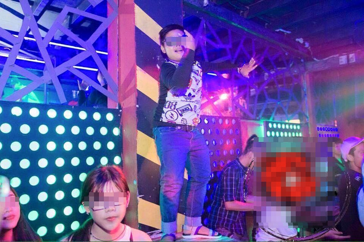 Loạt ảnh trẻ con lên bar vui chơi ngay lập tức thu hút sự chú ý của hàng nghìn người. Dân mạng Việt thi nhau ấn nút chia sẻ loạt ảnh này và không quên để lại những dòng mô tả, nhận xét chứa đầy sự bức xúc, những lời thắc mắc xoay quanh sự xuất hiện của đám trẻ nhỏ trong quán bar - nơi vốn chỉ dành cho người trên 18 tuổi.