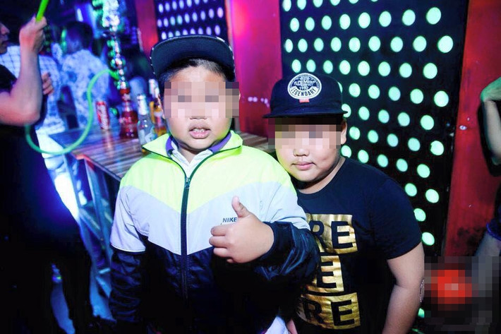 Nhóm trẻ em vui chơi trong bar bao gồm cả nam và nữ. Tất cả đều ăn mặc khá "chất" và cùng nhau vui vẻ chụp ảnh, nhảy múa. Trong một vài bức ảnh, dân mạng còn thấy một đứa trẻ đứng lên bục cao để "quẩy" và một cậu bé khác mặt "búng ra sữa" nhưng đã cầm ống hút shisha và nhả khói dày đặc.
