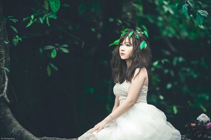 Ngoài chụp ảnh, tạo mẫu, Linh Hoa còn rất yêu thích công việc trang điểm. Hot girl 9X này rất thích tìm hiểu về các kỹ thuật trang điểm để giúp bản thân, các bạn gái trông xinh đẹp, hiện đại hơn.