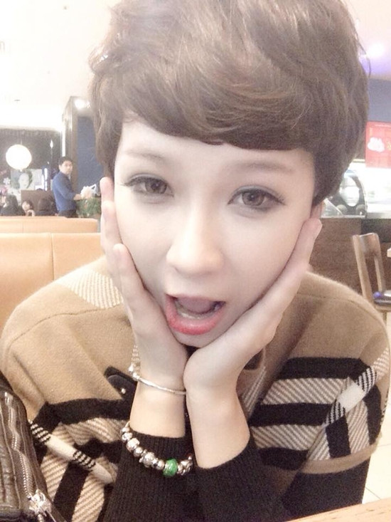 Nàng hot girl 9X không đánh đồng việc thay đổi kiểu tóc với việc thay đổi phong cách bản thân. Dù sở hữu mái tóc ngắn mới lạ nhưng Linh Hoa cho biết vẫn sẽ giữ phong cách nữ tính như trước đây.