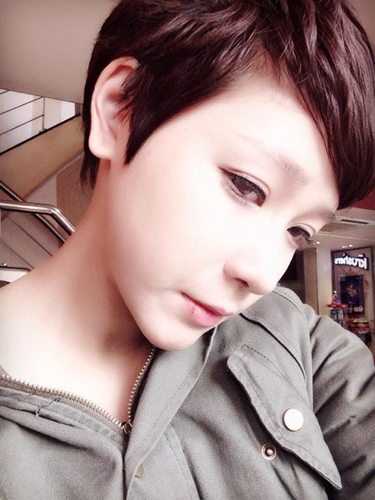 Với kiểu tóc này, nhiều bạn bè, cư dân mạng cho rằng Linh Hoa đã hơi nổi loạn. Kiểu tóc ngắn quá lạ lẫm, không quen mắt của Linh Hoa đã khiến một số bạn trẻ bày tỏ sự kém thích thú, một số lại trực tiếp chê bai kiểu tóc này.