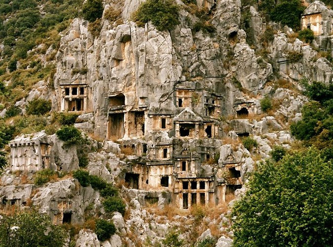 Ngôi mộ đá Lycian, thị trấn Myra, Thổ Nhĩ Kì: Có màu sơn nguyên gốc là đỏ tươi, vàng, xanh và tím, những ngôi mộ này có tuổi đời từ khoảng thế kỉ thứ 4 trước công nguyên, khi Lycia là một phần của đế quốc Macedonia. Một phần lớn của Myra bị biến mất sau trận lụt lớn về phía sông Myros, nhưng thành cổ, nhà hát và các phòng tắm của nó đã được khai quật lại. Ảnh Ancient History Encyclopedia.