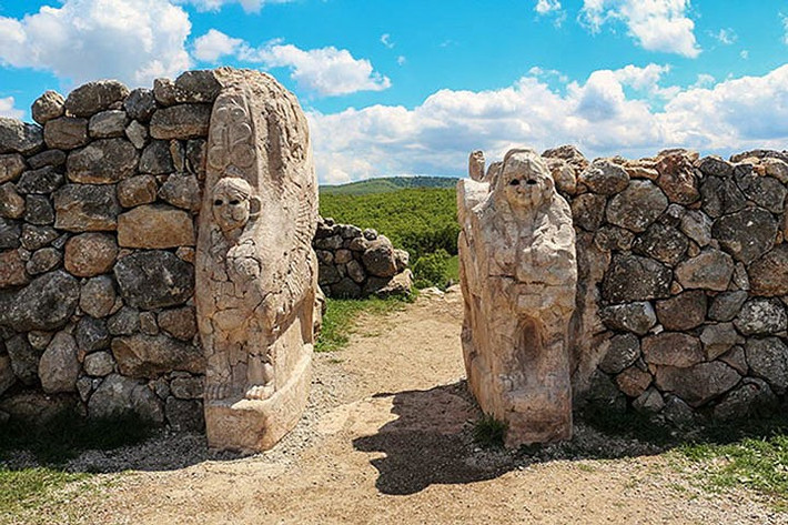 Hattusa, Corum: Hattusa ngày nay nằm ở phía Bắc thủ đô Ankara, là thành phố thủ đô của đế chế Hittiite đã từng tồn tại và phát triển. Những minh chứng về một thành phố đã tồn tại và biến mất chỉ còn là những đền thờ, những khu nghĩa trang tôn giáo và những trụ gạch phù điêu. Hattusa ảnh hưởng đến một khu vực rộng lớn kéo dài từ Anatolia đến tận miền Bắc Syria trong khoảng 200 năm. Ảnh Ancient Origins.