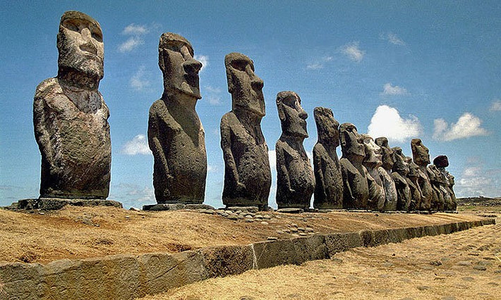 Đảo Phục Sinh, Chile: Năm 1972, khi người châu Âu đặt chân đến đã khiến nền văn minh này hoàn toàn sụp đổ. Tại đây đã tìm thấy 887 bức tượng đá hùng vĩ , đa phần bị lật ngược. Tại Đảo Phục Sinh, thời gian đỉnh điểm, dân số khoảng 15.000 người (người Polynesia giữa những năm 700 và 1000 sau Công nguyên. Tuy nhiên, do suy thoái môi trường nên con số này giảm xuống dưới 3000 người. Vào thế kỷ 18, nạn phá rừng nghiêm trọng khiến hòn đảo trở nên hoang tàn do động vật không thể sinh sống. Ảnh Aeon.