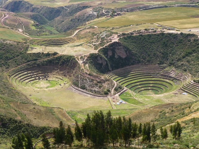 Vòng xoáy tròn ở Moray, Cuzco, Peru: Các vòng xoáy tròn này được làm bằng đá và đất nén. Vùng trũng lớn nhất có độ sâu 30 mét, và giống như các địa điểm khác của Inca, nó có một hệ thống thủy lợi. Các nhà khảo cổ không biết mục đích và ý nghĩa các nghi lễ của những vòng xoáy này. Ảnh Hidráulica Inca.