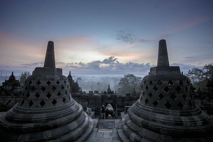 Borobudur, Magelang, Trung Java, Indonesia: Được xây dựng vào thế kỷ thứ VIII, tọa lạc cách 42 km về phía Bắc thành phố Yogyakarta, Borobudur hay được gọi là “Tháp Phật trên đồi cao". Lúc hoàn thành Borobodur có 602 pho tượng Phật, nhưng một số đã bị mất cắp, ngày nay còn 504, một số bị lấy mất phần đầu. Ảnh Taman Wisata Candi.