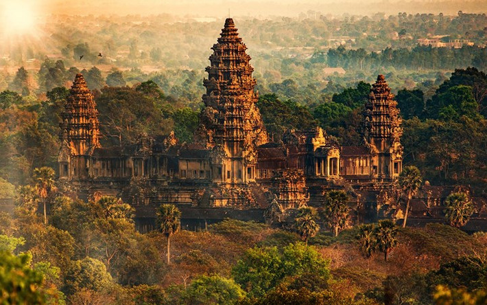 Angkor Wat, Campuchia: Angkor Wat là tượng đài tôn giáo lớn nhất thế giới, được xây dựng trên một diện tích 1040 km2. Được vua Khmer Suryavarman II xây dựng trong nửa đầu của thế kỷ 12, ngôi đền ban đầu được dành riêng cho thần Hindu Vishnu, nhưng vào cuối thế kỷ này đã được sửa sang lại để thờ phượng Phật giáo. Sự lụi tàn của thành phố này được cho là nạn phá rừng khiến đất bị xói mòn khi mưa lớn, dẫn đến sự lún sâu của các kênh rạch xung quanh. Ảnh Istock
