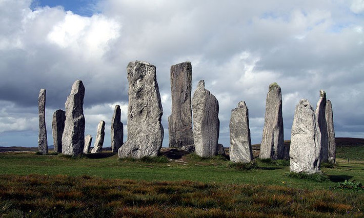 Vòng cung đá lớn Callanish I, đảo Lewis, Scoland: Các vòng đá này được dựng lên vào giữa những năm 2900 và 2600 trước Công nguyên (TCN). Đến khoảng những năm 1500 -1000 TCN, một khối đá bao quanh bởi vòng tròn đá và 5 hàng cột đá thẳng đứng dường như vẫn được sử dụng. Ảnh Trivium Art History.