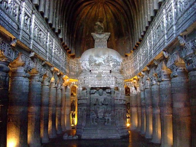 Hang động Ajanta, quận Aurangabad, tiểu bang Maharashtra, Ấn Độ: Tại hang động này bao gồm các bức vẽ và công trình điêu khắc trên đá thể hiện Phật giáo Ấn Độ cổ đại. Những bức tranh được khắc trên các bức tường đá cao gần 80m tạo nên tu viện và điện thờ truyền thống Phật giáo cổ kính. Do nằm tách biệt với thế giới bên ngoài, năm 1819, kiệt tác kiến trúc này mới được phát hiện bởi sỹ quan quân đội Anh. Ảnh Shutterstock