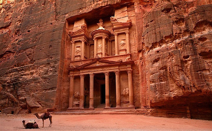 Hẻm núi Petra, ở Jordan: Bất chấp khí hậu khắc nghiệt, người Nabatean sống ở đây vào thế kỷ 4 TCN vẫn xoay sở để có thể tồn tại giữa sa mạc. Thời kỳ đỉnh cao, dân số lên đến 30.000 người. Nơi đây từng là trung tâm thương mại trên con đường tơ lụa nhưng nhanh chóng lụi tàn. Vào năm 363 sau Công Nguyên, một trận động đất xảy ra phá hủy nhiều tòa nhà của thành phố và hệ thống đường ống dẫn nước. Ảnh Lonely Planet.