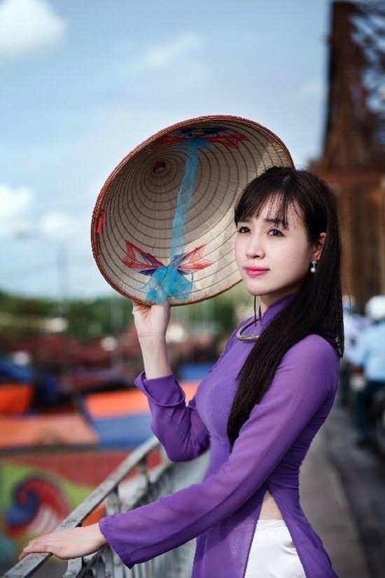 Ngoài công việc giảng dạy, Nguyễn Lan Phương còn từng là một nữ MC thời tiết của Đài truyền hình Việt Nam. Những biệt danh như "cô giáo hot girl", "cô giáo thời tiết"... cũng vì thế mà gắn liền với Lan Phương trong nhiều năm qua. Có lợi thế về ngoại hình, dung mạo xinh đẹp và sự trẻ trung... Lan Phương không chỉ thể hiện tốt trong nhiều công việc và mà còn có được một số lượng "người hâm mộ", yêu mến, theo dõi không nhỏ. Ảnh trong bài: Facebook nhân vật.