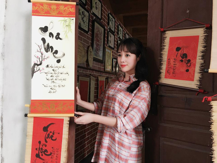 Được biết, cô giáo xinh đẹp Lan Phương cũng vừa có một kỳ nghỉ Tết cổ truyền đơn giản nhưng rất ấm áp, hạnh phúc bên gia đình, người thân. Chuyện đi xem Táo quân và được vô tình "lên sóng", được nhiều người nhận ra và khen ngợi đã giúp mùa xuân mới của cô Lan Phương có thêm một kỷ niệm đáng nhớ.