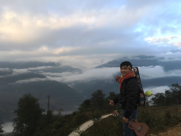 “Từ Hà Nội lên Y Tý có nhiều cung đường để đi nhưng độ dài cũng phải ngót nghét 450km. Dọc đường lên Y Tý, cảnh quan hai bên đường đẹp đến mê say lòng người với đèo hùng vĩ, bãi đá, cánh đồng lau, những thung lũng ruộng bậc thang ngút ngàn...” – Nguyễn Vinh.