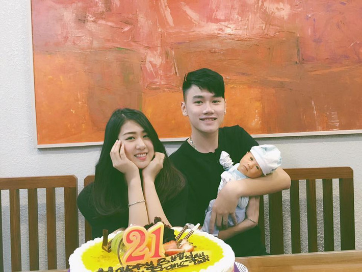 Đầu tháng 6 vừa qua, Trang Lou và Tùng Sơn đón đứa con đầu lòng. 21 tuổi nhưng đã trở thành một "bà mẹ bỉm sữa", dù tương lai chắc chắn sẽ còn nhiều thay đổi, điều phải lo lắng, thu vén cho gia đình nhỏ nhưng hiện tại Trang Lou vẫn cảm thấy rất hài lòng, rất yêu hai "thiên thần" của mình và có một cuộc sống rất hạnh phúc. Tùng Sơn sau khi lấy vợ, có con cũng tỏ ra là một người chồng, người cha giàu trách nhiệm, luôn biết cách quan tâm đến vợ, con và ngày một chững chạc hơn.