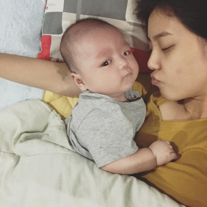 Cũng lấy chồng sớm nhưng không có cuộc sống quá hào nhoáng như hai nhân vật kể trên, hot girl Lâm Á Hân lại tận hưởng cuộc sống hạnh phúc theo một cách rất giản dị. Từng khiến nhiều người tiếc nuối khi chia tay Minh Tú - thành viên cùng nhóm BB&BG rất nổi tiếng vào thời điểm hơn 1 năm trước, Á Hân bất ngờ kết hôn với chàng rapper Phạm Hồng Hải. Tuy nhiên Á Hân đã kết hôn và sinh con trong lặng lẽ, mọi thông tin, hình ảnh về lễ cưới của cô đều không được chia sẻ.