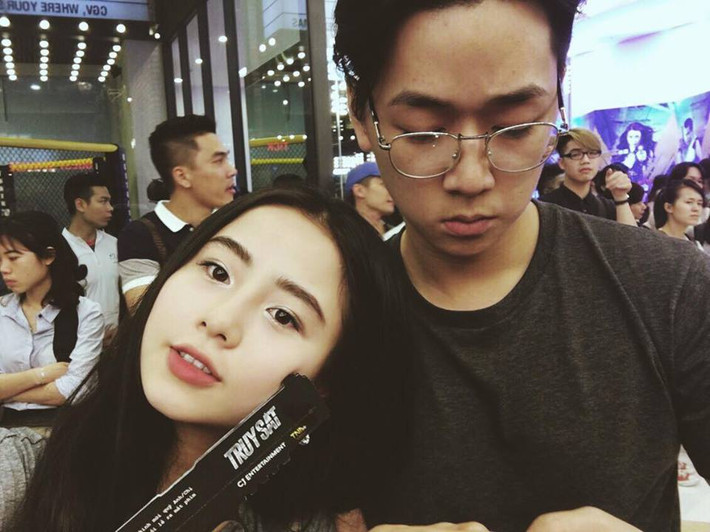 Kết hôn năm mới 20 tuổi, Nam Thương cũng từng khiến rất nhiều bạn bè tiếc nuối hoặc lo lắng nhưng sau khi "làm vợ người ta", hot girl Thanh Hóa này lại khiến nhiều chị em vô cùng ghen tị. Bởi đơn giản, Ba Duy - chồng của Nam Thương vốn là một hot boy rất đẹp trai, có tài kinh doanh, khi lập gia đình anh càng tỏ ra là một người đàn ông rất chiều vợ và dần trở thành một trụ cột vững chãi trong gia đình nhỏ của mình.