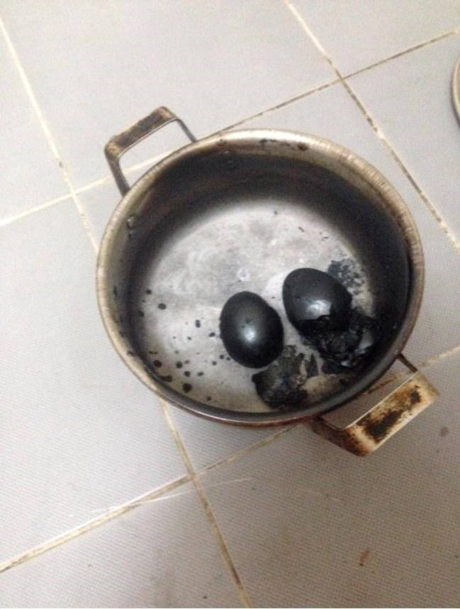 Dù chỉ là những món ăn đơn giản như rau luộc, trứng luộc... nhưng với những cô nàng không biết nấu nướng thì thành quả cuối cùng do các cô tạo ra cũng dễ khiến các chàng trai phải khóc thét.