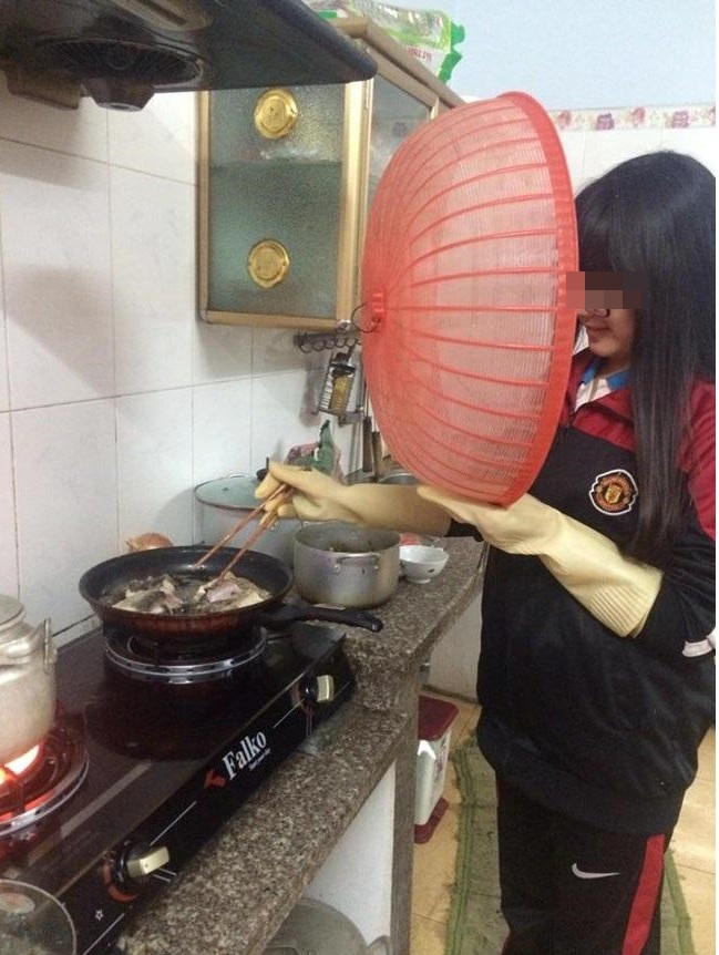 Sợ dầu mỡ, sợ nóng, sợ bị bỏng... đó đã là "căn bệnh" chung của nhiều cô gái. Dường như họ quan tâm đến việc bảo vệ bản thân mình nhiều hơn là việc cố gắng làm sao để tạo ra được những món ăn ngon cho cả nhà. Những hình ảnh như thế này khiến người xem vừa cảm thấy "ngứa mắt" vừa không thể nhịn cười bởi mức độ vụng về, đoảng vị của các cô gái đến tuổi lấy chồng này.