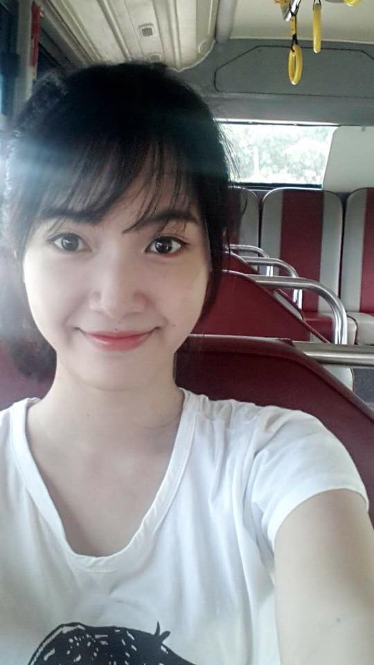 Theo tìm hiểu, Jang Mi tên thật là Bùi Bảo Trang, sinh năm 1996, quê gốc Đồng Tháp, hiện đang sinh sống, học tập và làm việc tại TP HCM. Theo chia sẻ của Bảo Trang, cô đang theo học đào tạo thanh nhạc, nghệ thuật ở Sài Gòn, mỗi buổi sáng cô thường đến lớp và luôn chọn xe buýt làm phương tiện di chuyển. Trên trang cá nhân của Trang, có thể thấy rất nhiều bức ảnh cô nàng chụp trên xe buýt và dường như phương tiện di chuyển này đã trở nên quen thuộc và là một phần không thể thiếu trong cuộc sống của cô.