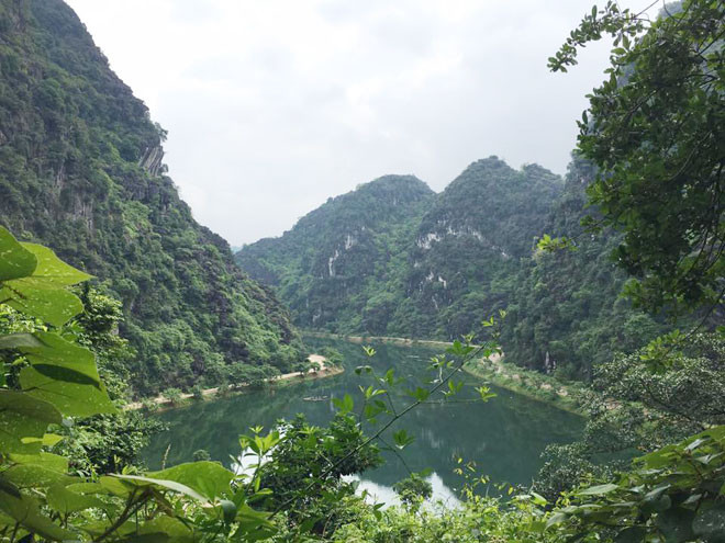 Đi xuống, men theo đường hồ bạn sẽ đến một tòa thành nhỏ, tương truyền đây là nơi Vua Đinh nuôi nhốt hổ báo để trừng trị những kẻ có tội. Trên lầu thành hiện giờ còn thờ thần Hổ.