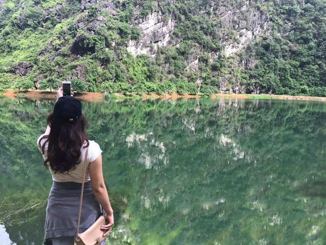 Lòng hồ trong xanh phía dưới, xưa kia gọi là Ao Giải là nơi vua nuôi cá sấu để ném tội nhân xuống cho cá sấu ăn thịt.