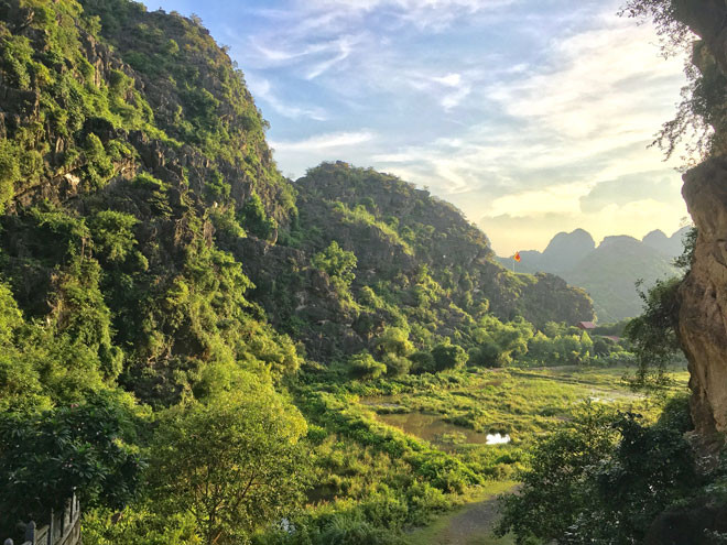 Phong cảnh bên ngoài nhìn từ lầu thành.