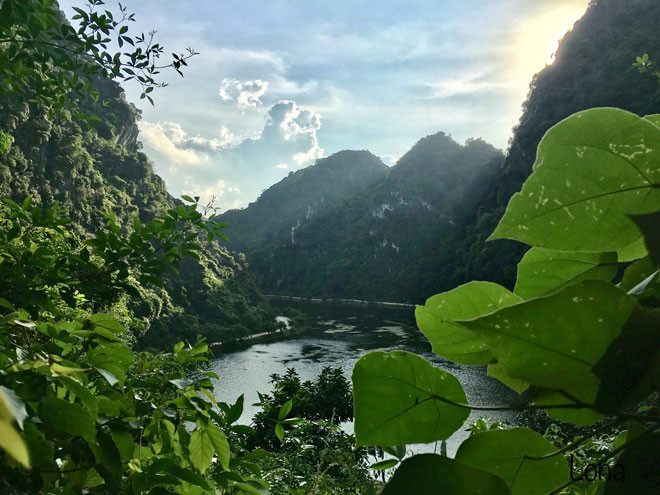 Tương truyền, đây là nơi Thái Hậu Dương Vân Nga, người được mệnh danh là “hoàng hậu hai triều” đã tu hành những ngày cuối đời. Trên tường chùa Am Tiên còn khắc bài thơ truyền khẩu phần nào đã tóm lược cuộc đời của bà.
