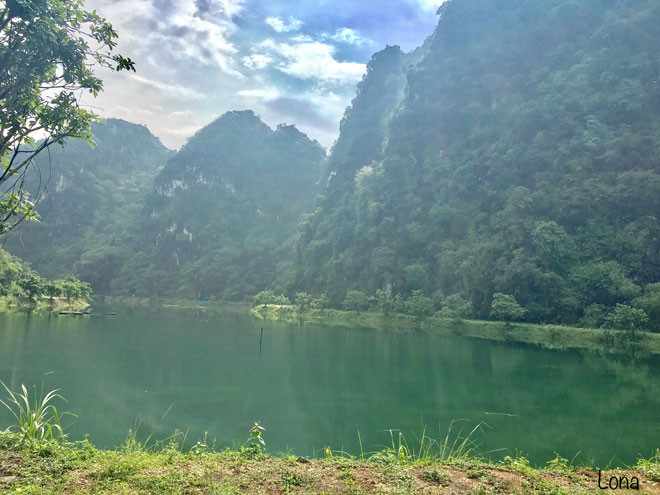 Có người ví nơi đây như chốn bồng lai, người lại tưởng như lạc vào bối cảnh của phim kiếm hiệp, của chuyện tình chàng Dương Quá và Cô Cô. Có lẽ thế mà cái tên Tuyệt Tình Cốc ra đời...
