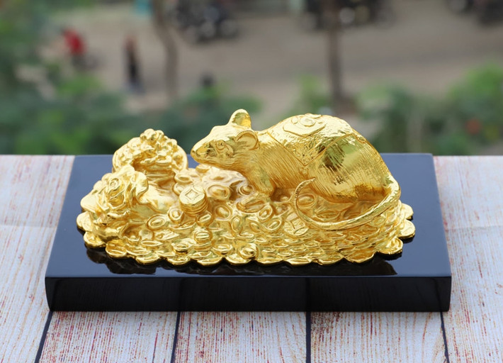 Tượng chuột chiêu tài tấn lộc được thiết kế với hình ảnh chú chuột khoan thai nằm trên những đồng tiền vàng, trên lưng mang chữ lộc.