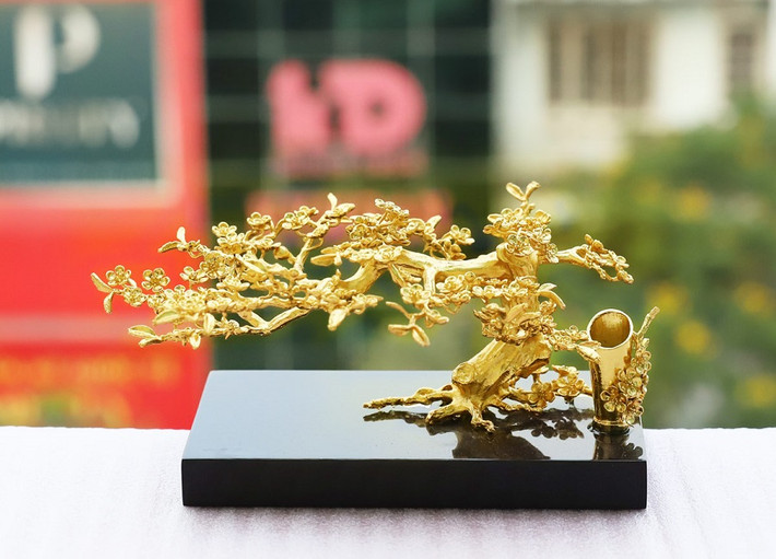 Bên cạnh bộ sưu tập tượng chuột mạ vàng này, Golden Gift Việt Nam còn có rất nhiều sản phẩm phục vụ Tết Nguyên đán 2020 như: Cành mai mạ vàng, hoa phong lan mạ vàng, tranh phúc lộc thọ mạ vàng, bộ 12 con giáp mạ vàng....