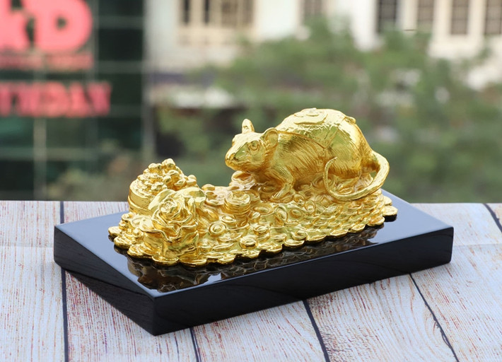 Bộ sưu tập chuột vàng năm 2020 của Golden Gift Việt Nam gồm có: Tượng chuột chiêu tài tấn lộc với 3 kích cỡ khác nhau, tượng chuột tài lộc mạ vàng, tượng chuột vàng. Nổi bật trong bộ sưu tập quà tết này chính là tượng chuột chiêu tài tấn lộc.
