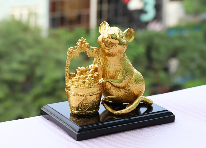 Trong khi đó, tượng chuột tài lộc mạ vàng được bán giá 8,5 triệu đồng.