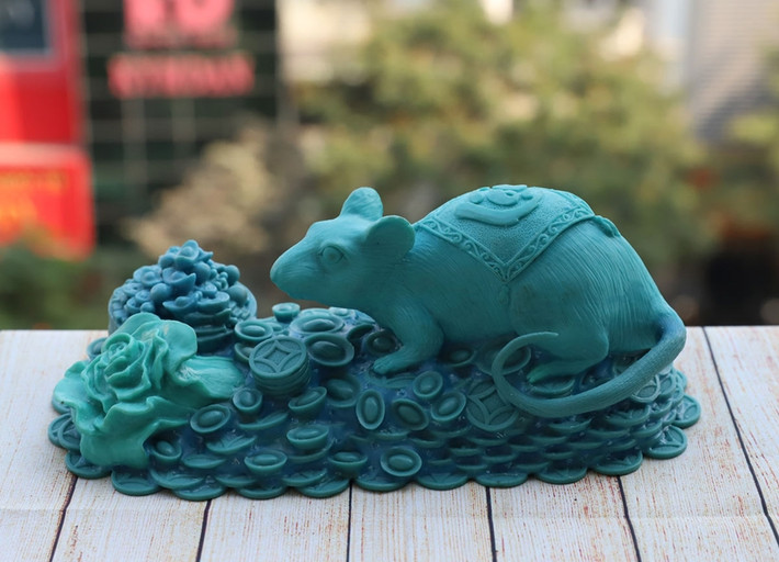 Ông Trần Thắng, đại diện Golden Gift Việt Nam cho biết, để kịp chế tác bộ sưu tập đầu năm mới Canh Tý, việc lên mẫu ý tưởng thiết kế đã được tiến hành trong cả năm 2019. Điểm đặc biệt của bộ tượng này đó là được chế tác hoàn toàn thủ công bởi những đôi bàn tay khéo léo của người Việt vì vậy nó mang vẻ đẹp tinh xảo. "Mỗi năm, Công ty đều tung ra các bộ sưu tập linh vật biểu tượng. Với năm 2020, chúng tôi đưa ra thị trường khoảng 1000 tượng chuột để bán lẻ. Đó là chưa kể đến các đơn đặt hàng từ các doanh nghiệp để tặng đối tác", vị đại diện này nói. (Trong ảnh là mẫu tượng chuột được tạo từ sáp nến).