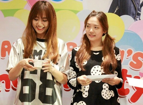 Hình ảnh hiếm hoi của Rudya trước truyền thông khi xuất hiện tại một sự kiện cùng chị. Ảnh: Din Din.