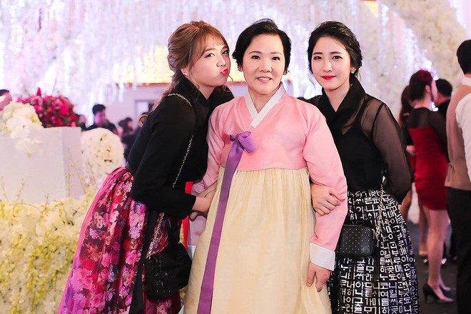 Hình ảnh hai em gái Hari Won xuất hiện trong đám cưới của cô và Trấn Thành mới đây thu hút sự quan tâm trong cộng đồng mạng. Nhiều người nhận xét hai thiếu nữ này sở hữu gương mặt xinh xắn, đậm chất Hàn Quốc. Ảnh: FB.