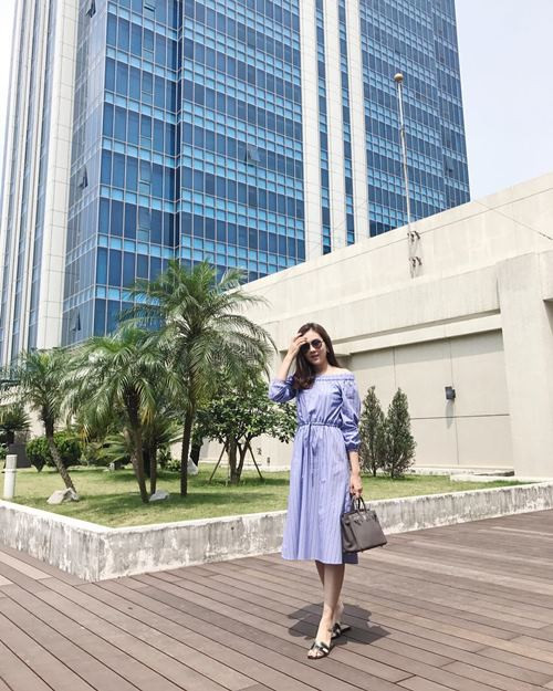 Trên tay cô gái thời tiết Mai Ngọc là "bà hoàng của các dòng túi" Hermes với mức giá xấp xỉ 500 triệu đồng. "Cô nàng thời tiết" còn khéo léo mix kèm đôi dép cùng thương hiệu trị giá 15 triệu đồng.