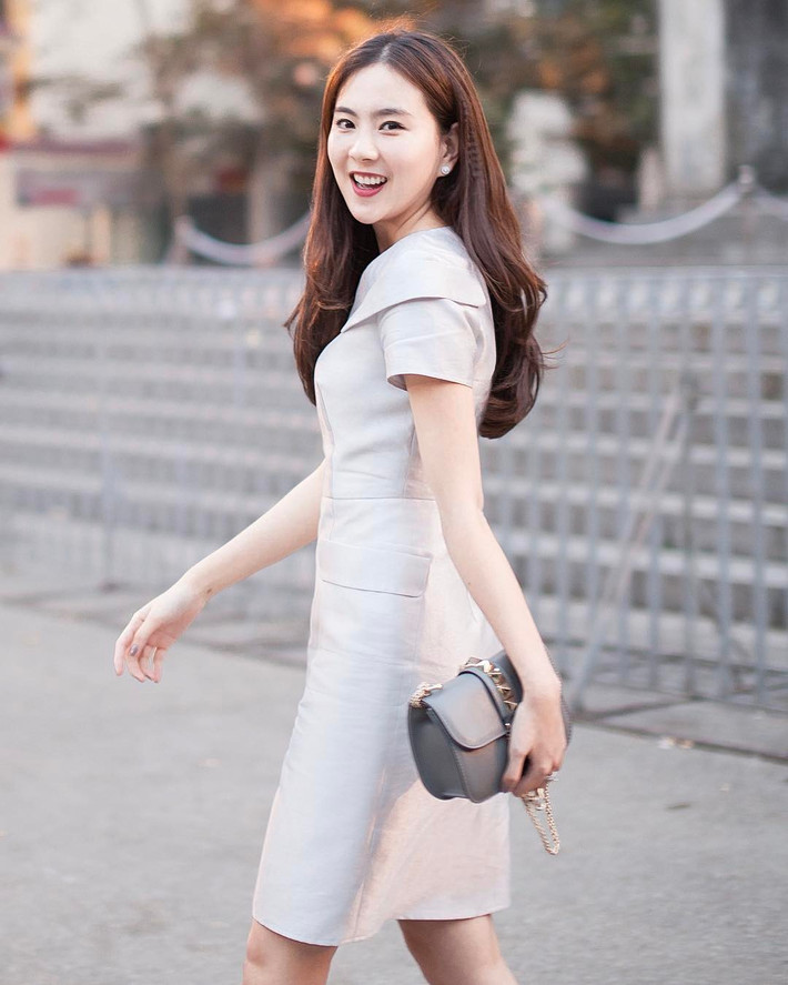 Chiếc túi Chanel gam màu ghi xám có giá gần 130 triệu đồng.